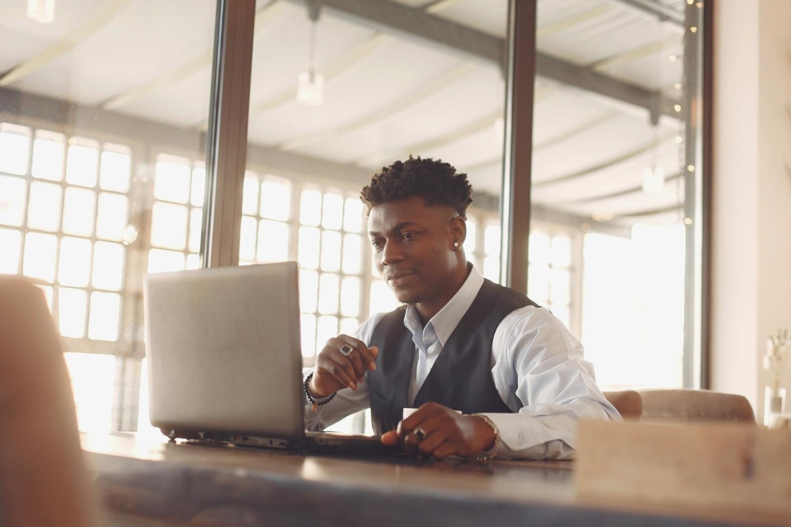 Equipo colaborando en desarrollo de nuevos contenidos educativos