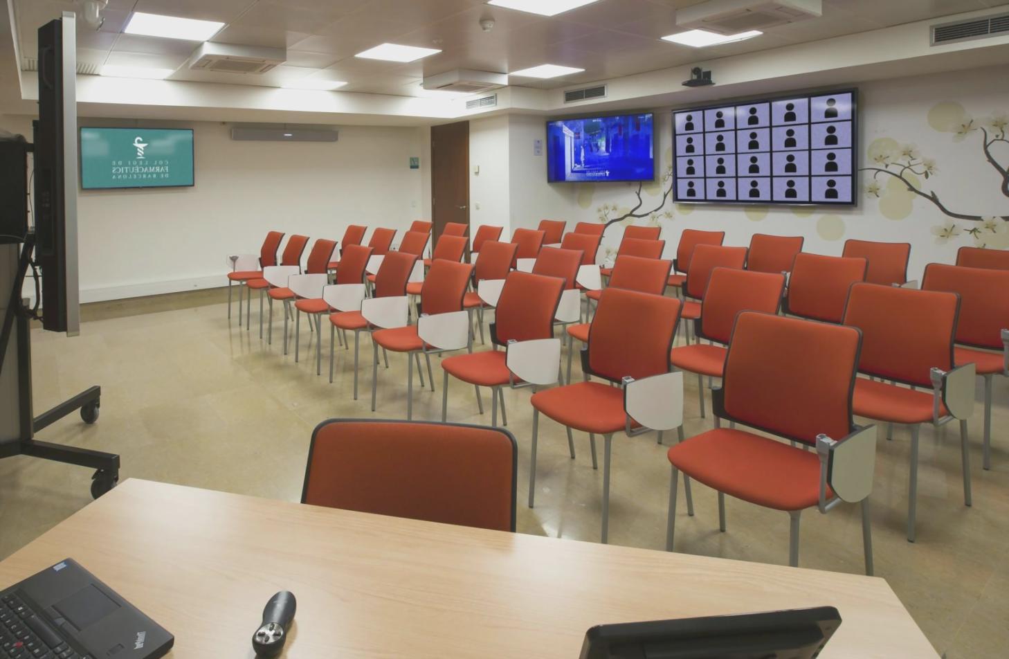 Estudiantes aprendiendo análisis presupuestario en sesión práctica